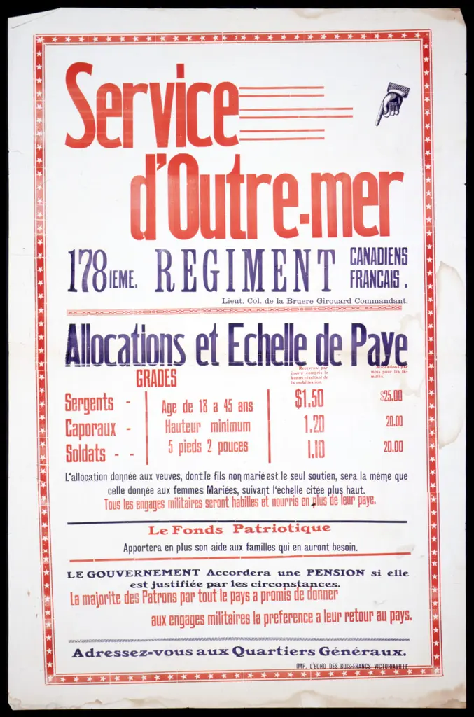 Affiche avec un texte en français en rouge, bleu et blanc, énumérant l’échelle salariale à l’étranger pour les hommes qui se sont enrôlés dans l’armée.