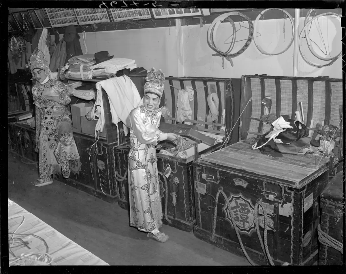 Deux acteurs de théâtre chinois costumés en coulisses se préparant pour une prestation à Toronto en 1946.
