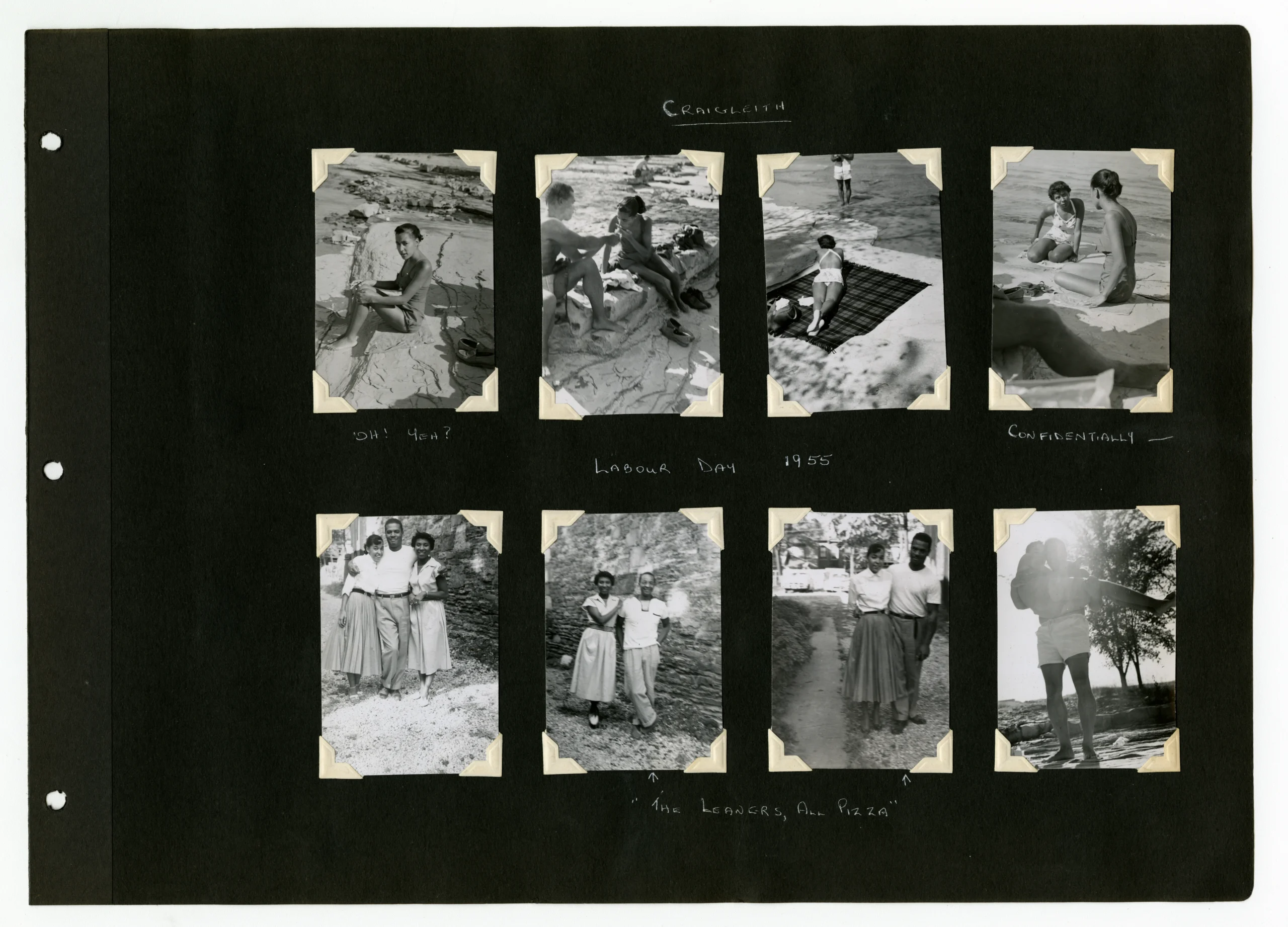 Page noire d’album personnalisé sur laquelle se trouvent huit petites photos de famille noir et blanc, maintenues par des coins photo blancs. Les photos montrent un jeune couple noir et leurs amis participant à différentes activités au bord de la mer. Des titres manuscrits sur la page indiquent « Craigleith » (Craigleith) et « Labour Day 1955 » (Fête du Travail 1955), et des légendes écrites sous chaque photo portent les inscriptions « Oh! You? » (Oh! Toi?), « Confidentially » (Secrètement) et « The Leaners, all pizza » (The Leaners, tous en train de manger une pizza).