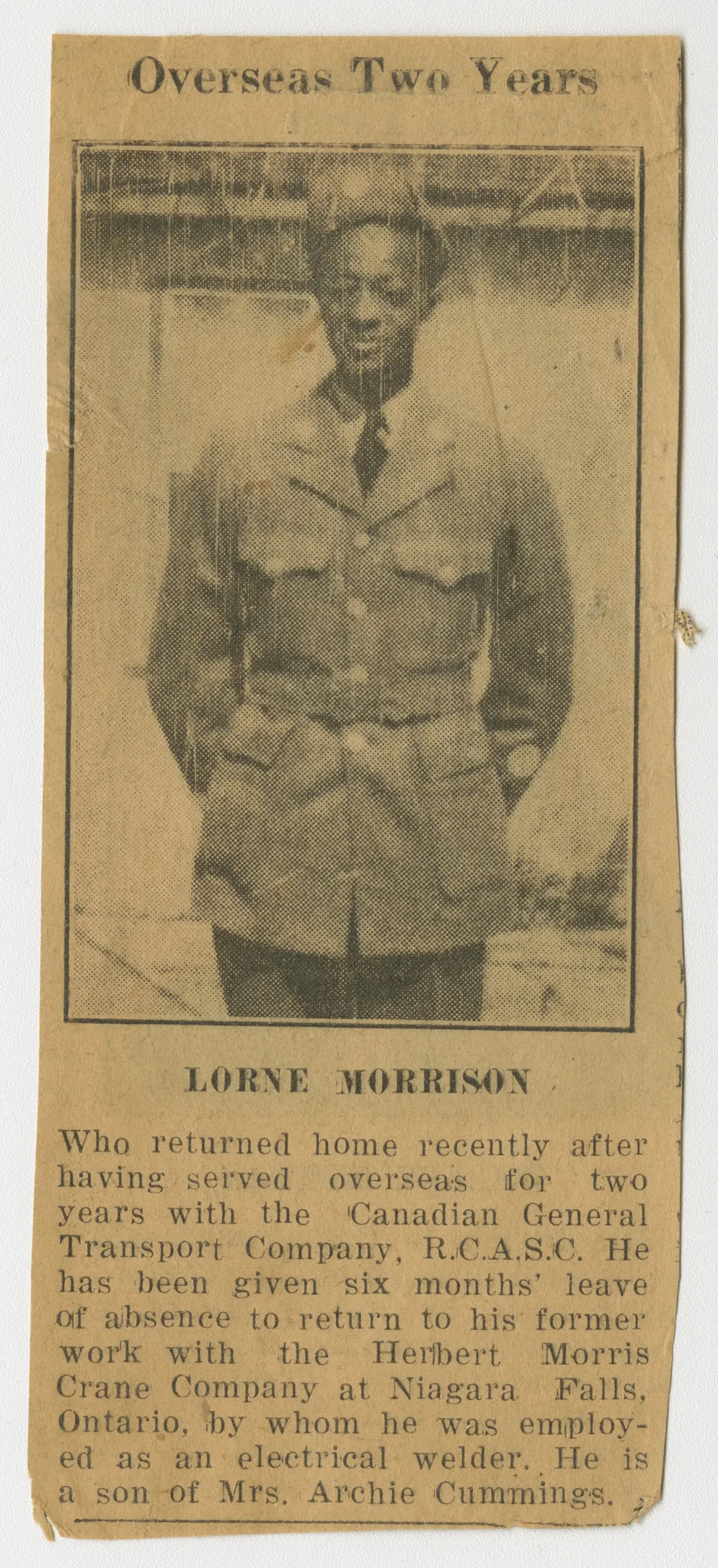 Coupure de presse noir et blanc avec photo d’un jeune homme noir en uniforme militaire, accompagnée d’un court texte.