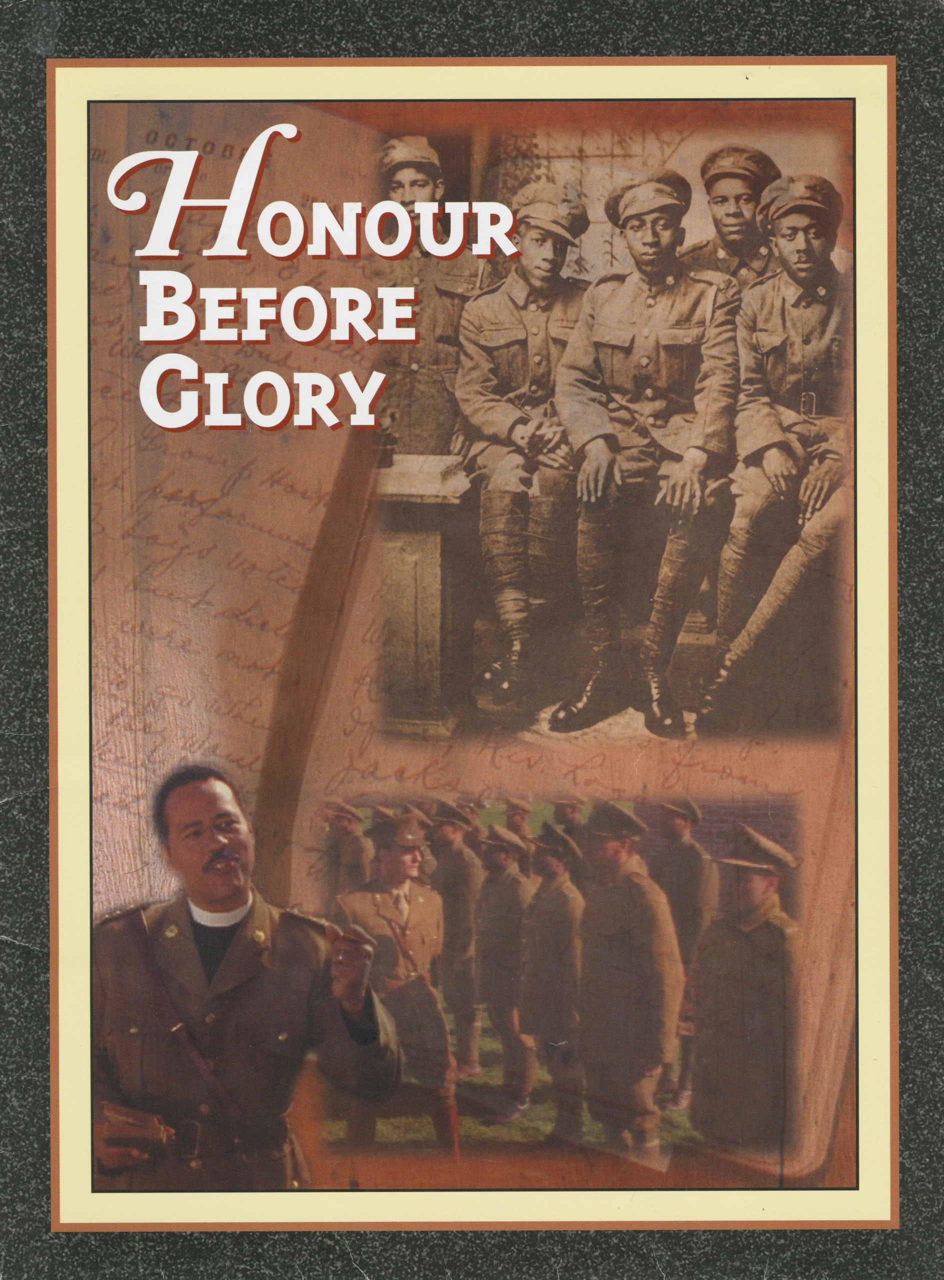 Photo couleur d’une page couverture de dossier imprimée, sur laquelle se trouve des illustrations de soldats noirs en uniforme militaire et le titre Honour Before Glory (L’honneur avant la gloire).