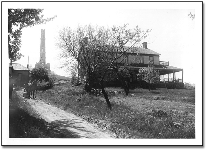 Photographie : Gage homestead and the new Stoney Creek monument on the battlefield of that name.