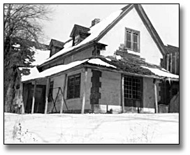 Photographie : [Blythe farmhouse in winter, near Fenelon Falls, Ontario], [vers 1948]