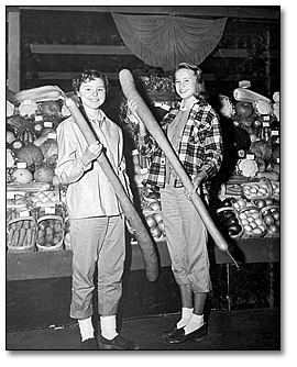 Photographie : Deux femmes de Port Hope avec des courges italiennes à la Foire agricole royale d’hiver, Toronto, 1955