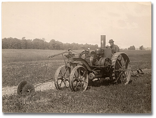 Photographie : Using a steam tractor and gang plow, 1916