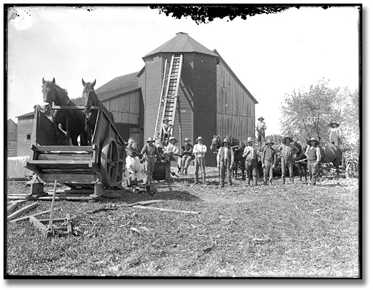 Photographie : Farmers filling a silo, [entre 1895 et 1910] 