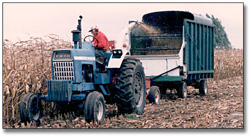 Photographie : Farmer harvesting corn, Guelph area, 9 octobre 1987
