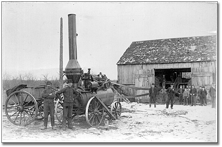 Photographie : Threshing machine with steam engine, [ca. 1914]