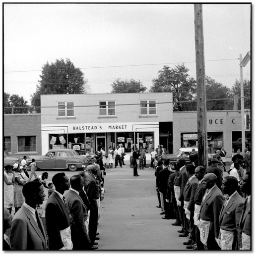 Photographie : Francs-maçons défilant dans une parade à Amherstburg, [vers 1955]