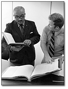 Photographie :  Alvin D. McCurdy et Thomas Kilgolen, administrateur et secrétaire de mairie, 1974