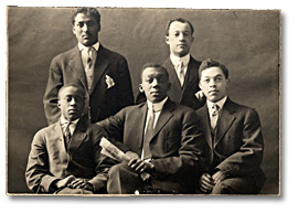 Photographie : Groupe d’hommes, [vers 1908] 