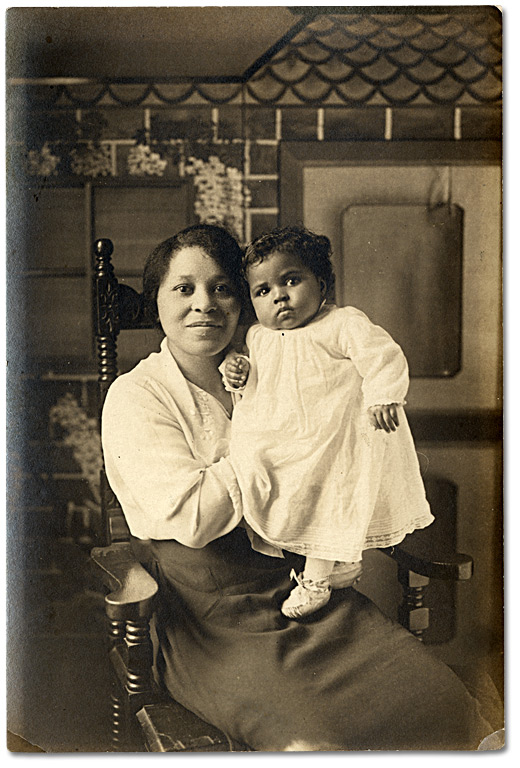 Photo: Woman holding a child, [between 1900 and 1920]