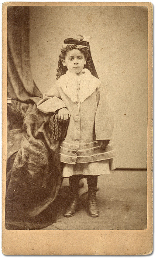 Photographie : Portrait de Mary Jane McCurdy, fille de Nasa et Permelia McCurdy, à l'âge de 9 ans