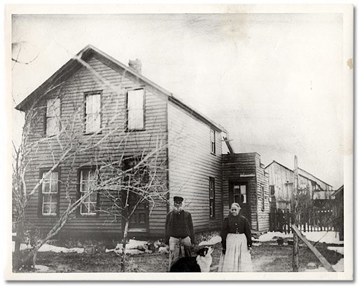 Photographie : Cette maison située sur Texas Road, propriété de John D. Brown, a été construite par Nasa McCurdy. Les assistants étaient Samuel Reese and John D. Brown, [vers 1875]