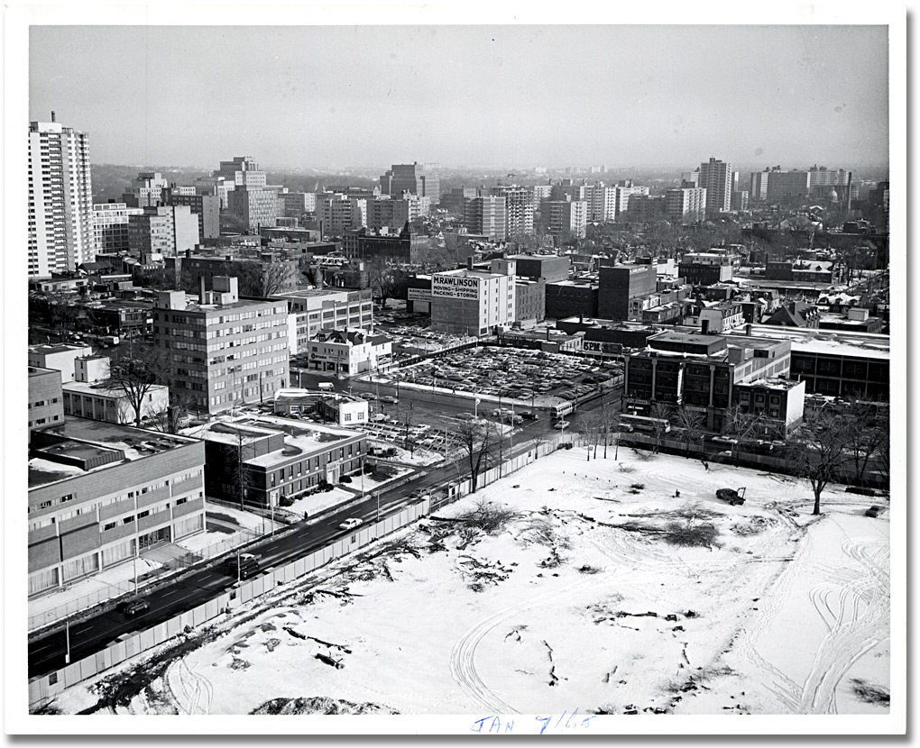 Photographie : Projet Queen's Park, préparation du site pour la cérémonie d'inauguration des travaux, 7 janvier 1965