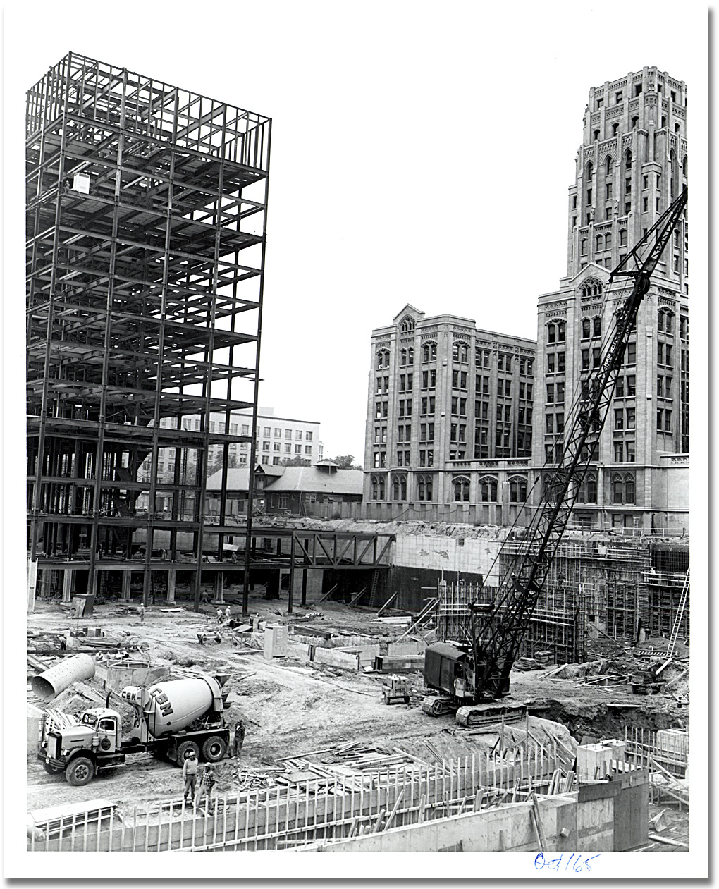 Photographie : Site du projet Queen's Park avec la structure d'acier pour l'édifice Hepburn et les murs de fondation de l'édifice Macdonald en avant-plan, octobre 1965
