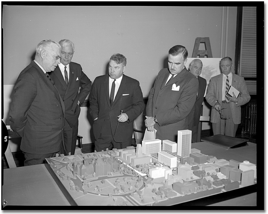 Photographie : Leslie Frost, J. D. Millar (sous-ministre des Travaux publics), l'hon. Ray Connell (ministre des Travaux publics) et le premier ministre Robarts regardant la maquette d'une nouvelle construction à Queen's Park, 12 avril 1962