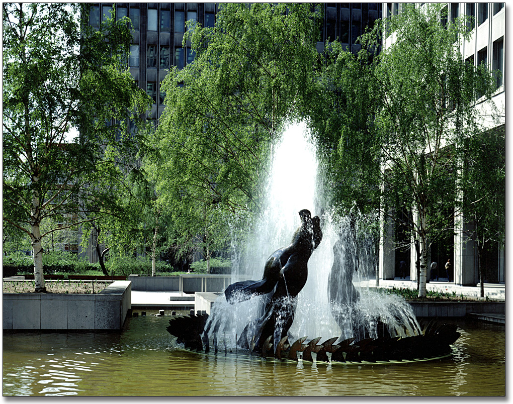Photographie : La Fontaine des trois grâces de Gerald Gladstone, 1972, a été la dernière oeuvre a être installée et form le point central de la cour au coin des rues Bay et Wellesley ouest, à Toronto