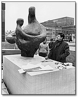 Photographie : Jack Harman supervisant l'installation de sa sculpture, Mother and Child [La mère et l’enfant], dans la partie ouest de l'édifice Macdonald, 1968