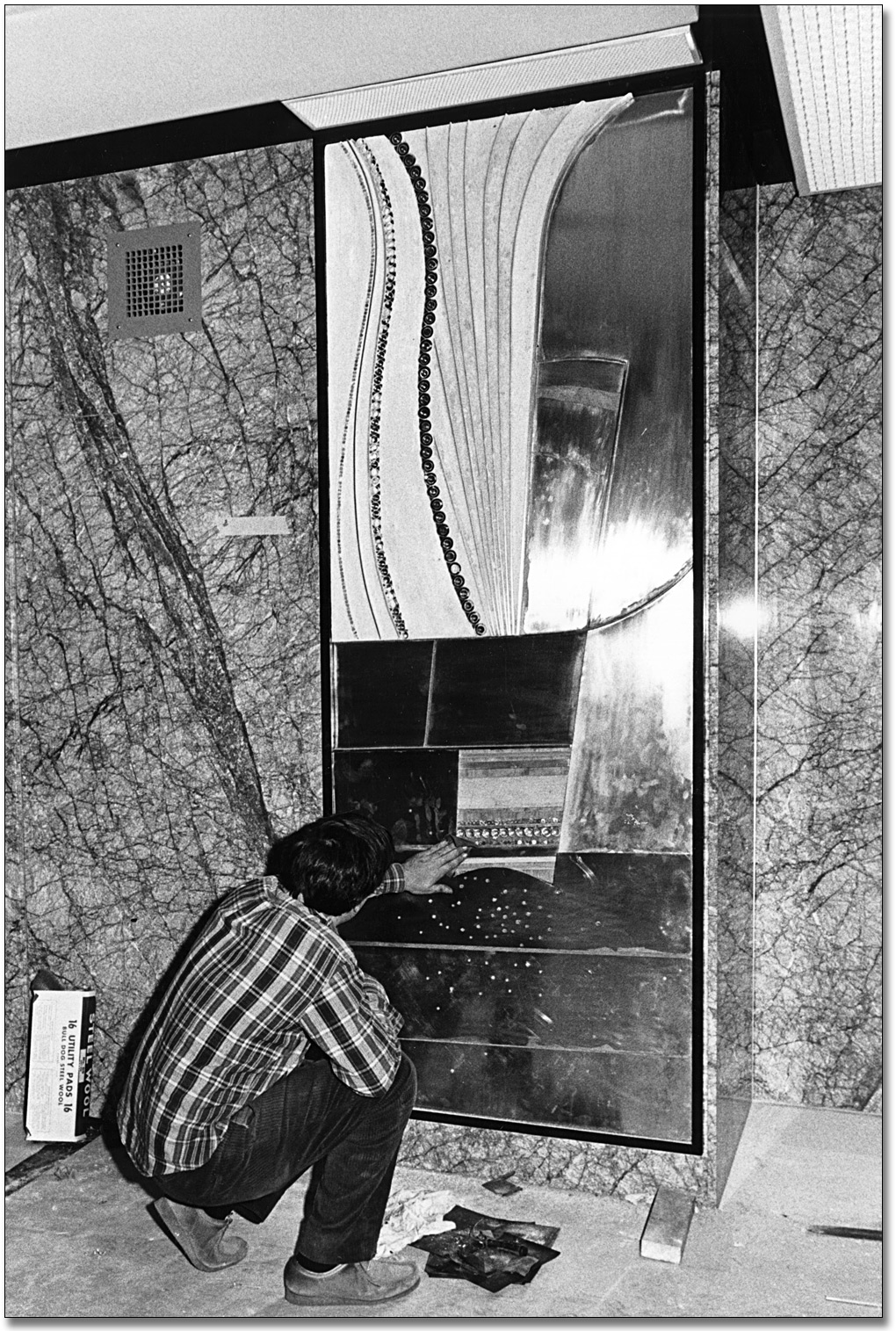 Photographie : David Chavel installant son oeuvre, Untitled [Sans titre], 1968