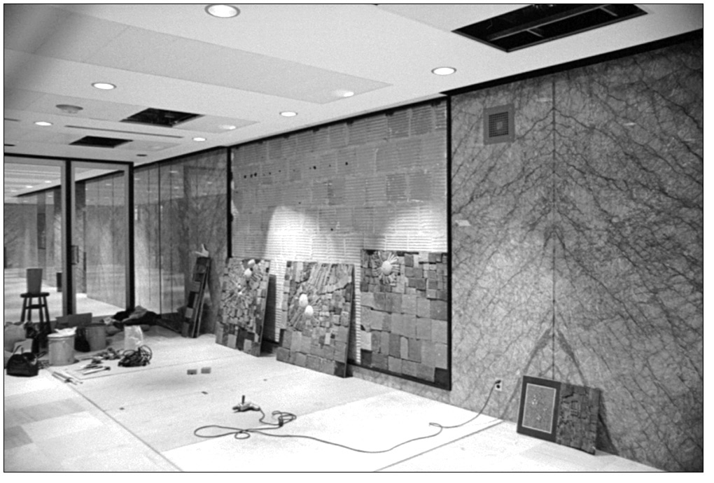 Photographie : Installation de Blue Mosaic [Mosaïque bleue] de Merton F. Chambers, 1968