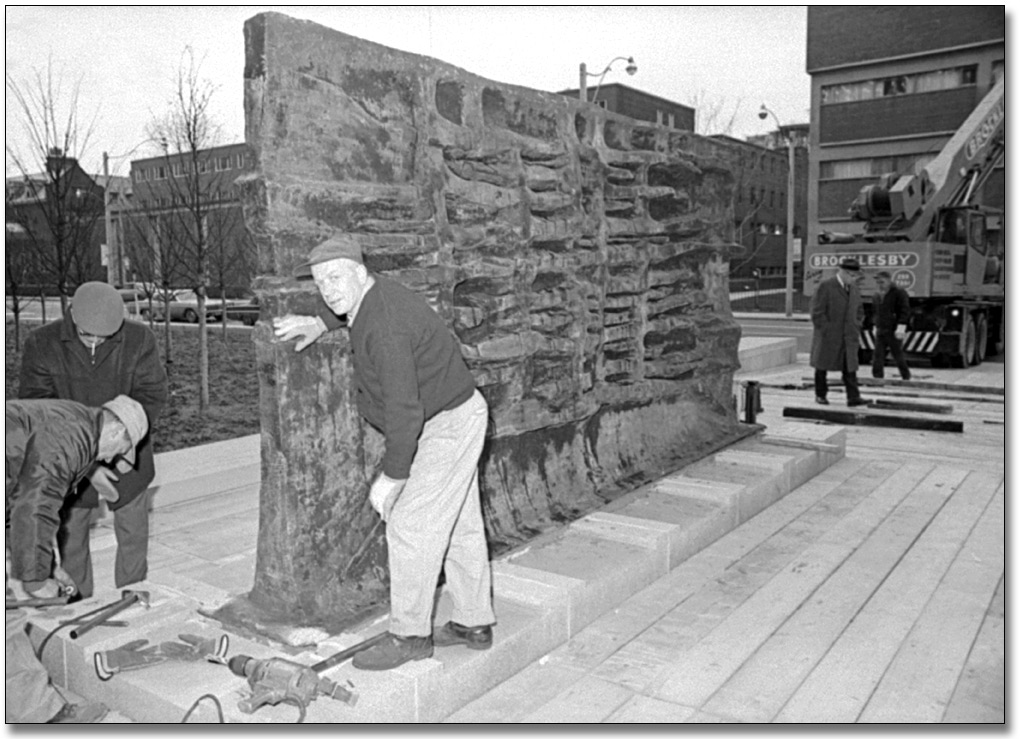 Photographie : Walter Yarwood installant, Pines [Pins], 1968