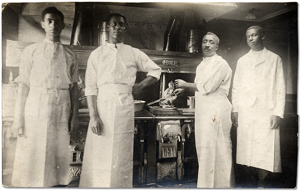 Photographie : Ara Wilson, Henry Banks Jr., Roy Banks, Fremont Nelson: cooks aboard a steamboat, [vers 1890]