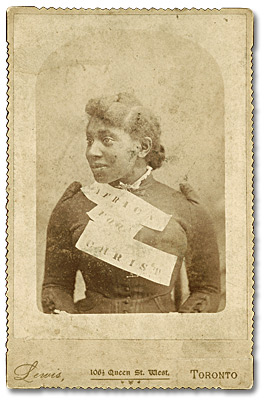 Photographie : Mary Branton avec la bannière « Africa for Christ », Toronto, [vers 1890s]