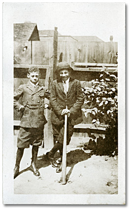 Photographie : Vince et Reg Bryant pausent en sportifs, [vers 1910]