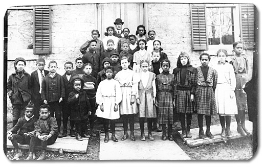 Photographie : Étudiants de l’École King Street à Amherstburg, Ontario, en compagnie de leur professeur, J. H. Alexander, [vers 1890s]