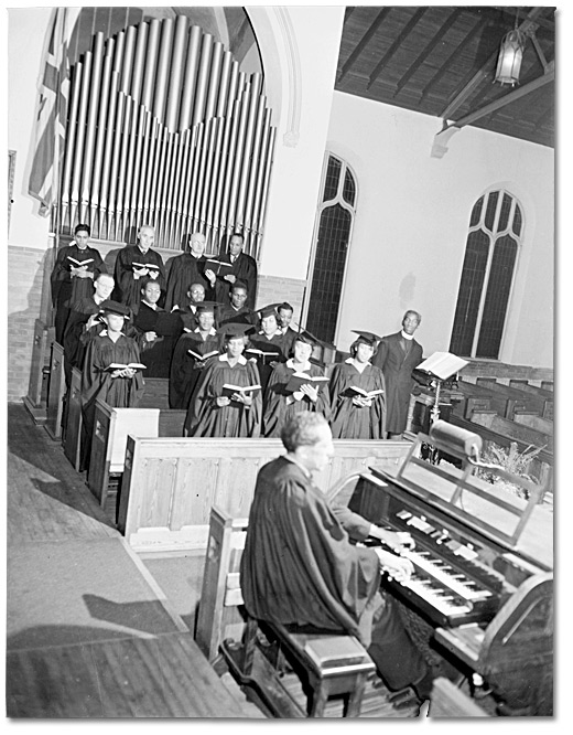 Photographie : L'organiste Grac Price-Trotman, et une choraleà la British Methodist Episcopal Church, alors située au 460, rue Shaw, Toronto, janvier 1947