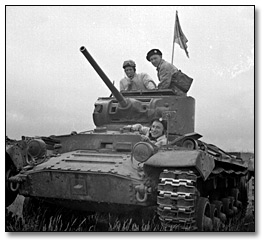 Photo: Tanks engaged in military manoeuvres,1942 