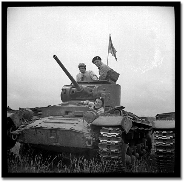 Photographie : Tanks engaged in military manoeuvres,1942