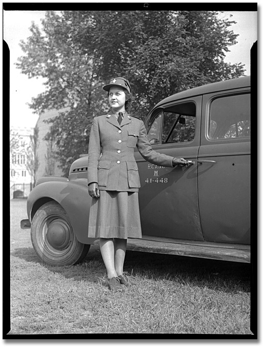Photo: Member of the Canadian Women's Army Corps (C. W. A. C.), Trinity Barracks, [vers 1945]