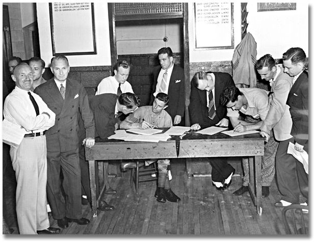 Photo: Conn Smythe and others enlisting for service at Maple Leaf Gardens, 1939