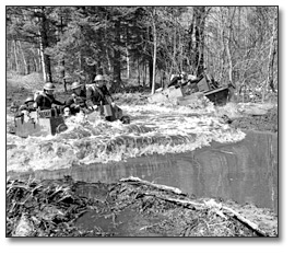 Photographie : Soldiers doing exerices in the water during training, Camp Borden, 1941