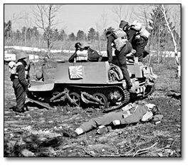 Photographie : Soldiers doing exercises with a universal carrier during commando training, Camp Borden, 1941