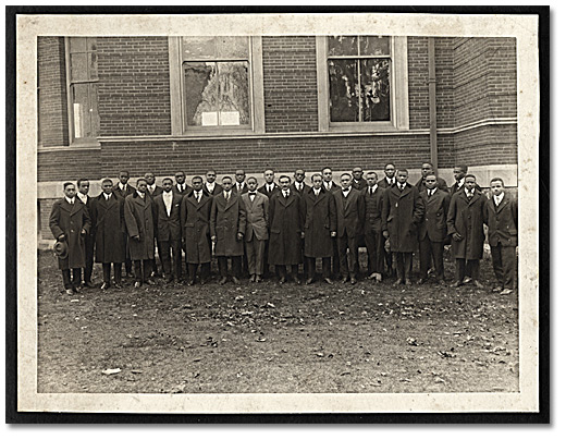 Photographie : Daniel Hill jr. (dernier rang, premier à gauche) avec ces camarades de classe de l’université Lincoln , 1916