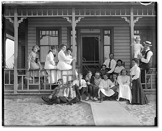 Photographie : La famille Murphy et des amis à Hanlan's Point, île de Toronto, [vers 1901]