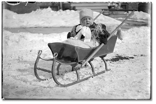 Photographie : Enfant sur une luge, [191-?]