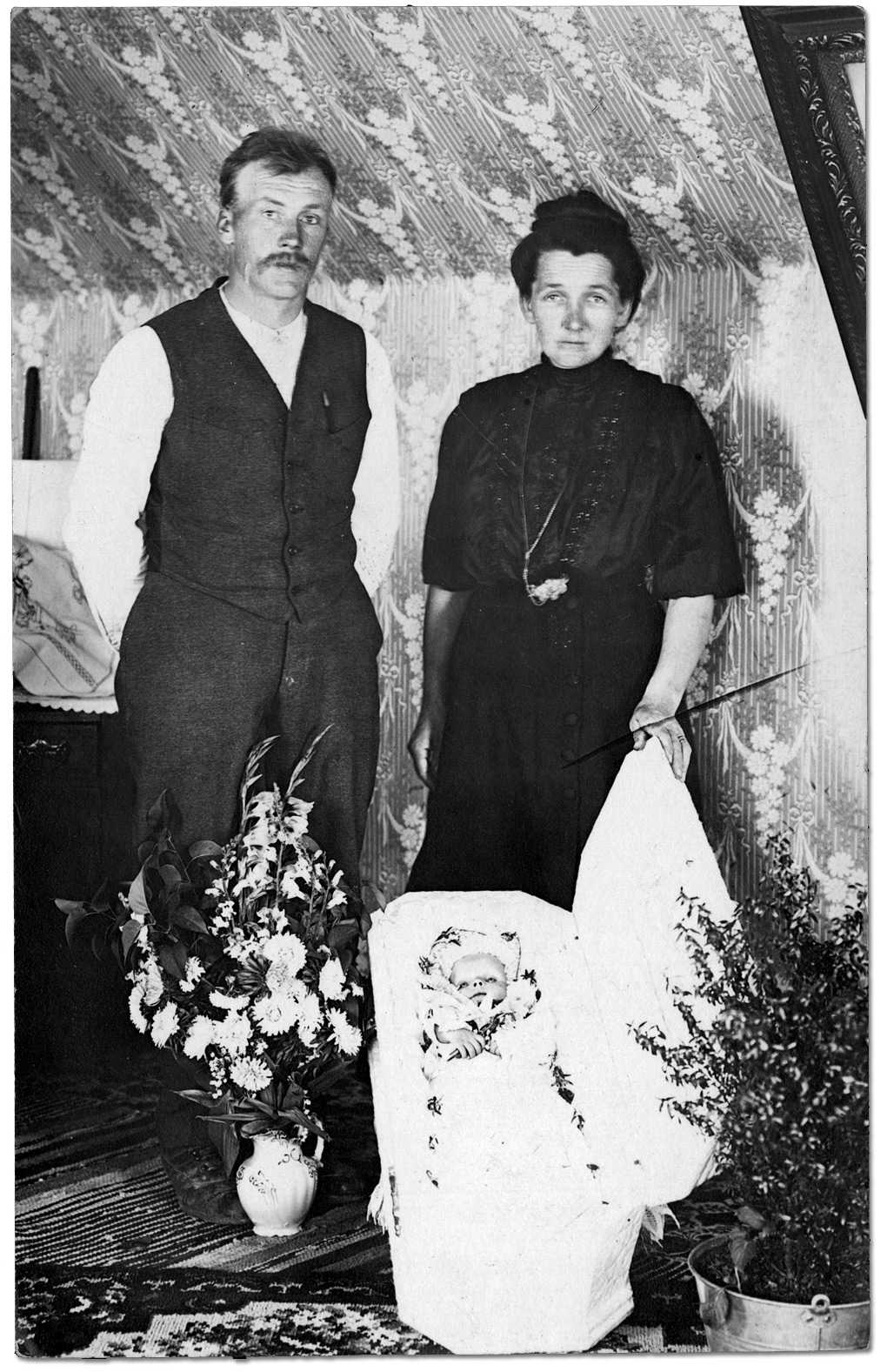 Photo: Mr. and Mrs. Vern Koivula with their deceased infant, Copper Cliff, [ca. 1910]