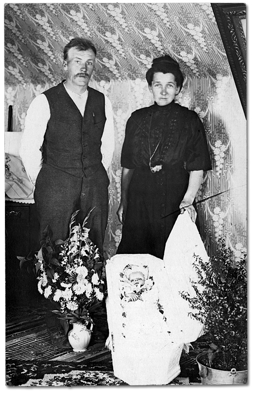 Photographie : M. et Mme Vern Koivula avec leur bébé décédé,Copper Cliff, [vers 1910]
