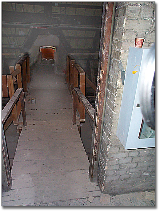 Photographie : Le passage qui mène au grenier, à côté de l’endroit où on a trouvé les photographies.