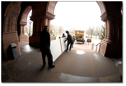 Photographie : Un camion de déménagement attend près des portes avant de Queen’s Park.