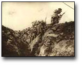 Photographie : Bataillon canadien dans un combat à la baïonnette en Somme, [vers 1918]