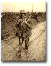 Photographie : Pioupiou canadien recouvert de boue retournant de la ligne de front, [vers 1918]