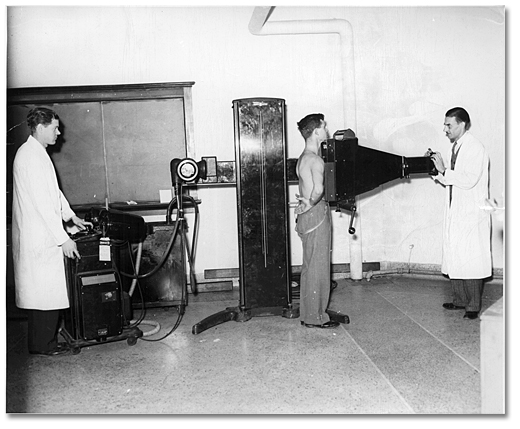 Photographie : Homme subissant un test de dépistage de la tuberculose, [vers 1950] 