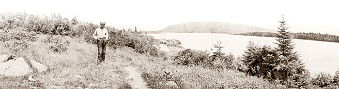 Photographie : Jeune Autochtone au flanc d'une colline [vers 1915] - bannière