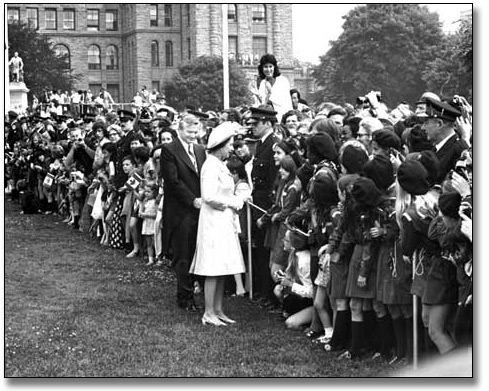 Photographie : Reine Elizabeth et Bill Davis à Queen's Park