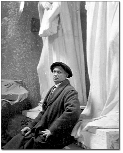 Photographie : Walter Allward dans son studio, mai 1922